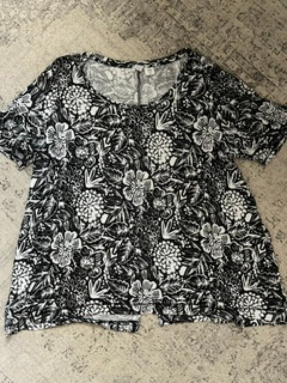 š§”3/$15 Artisan NY Black and White Floral Tropical T-Shirt 2X